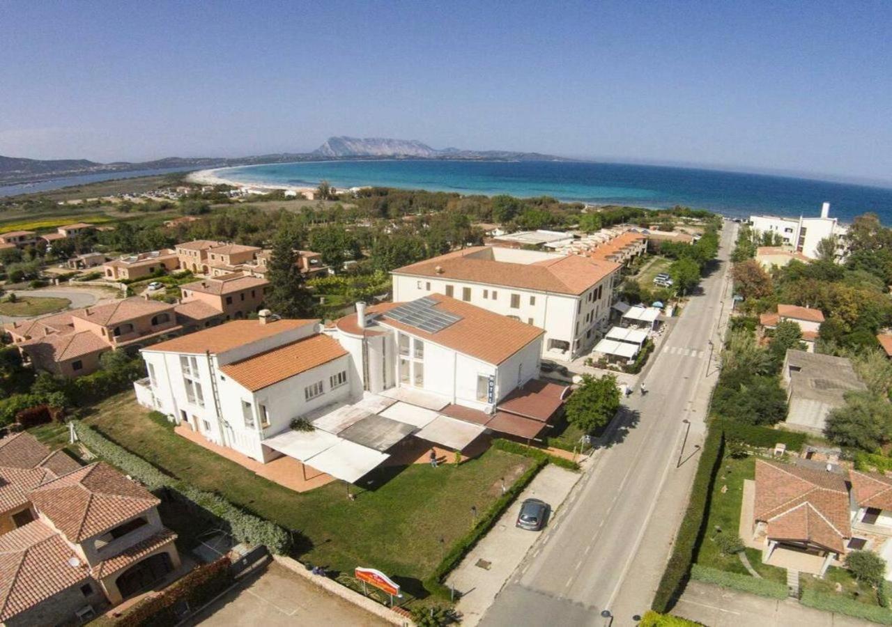 Hotel Al Faro San Teodoro  Exteriör bild