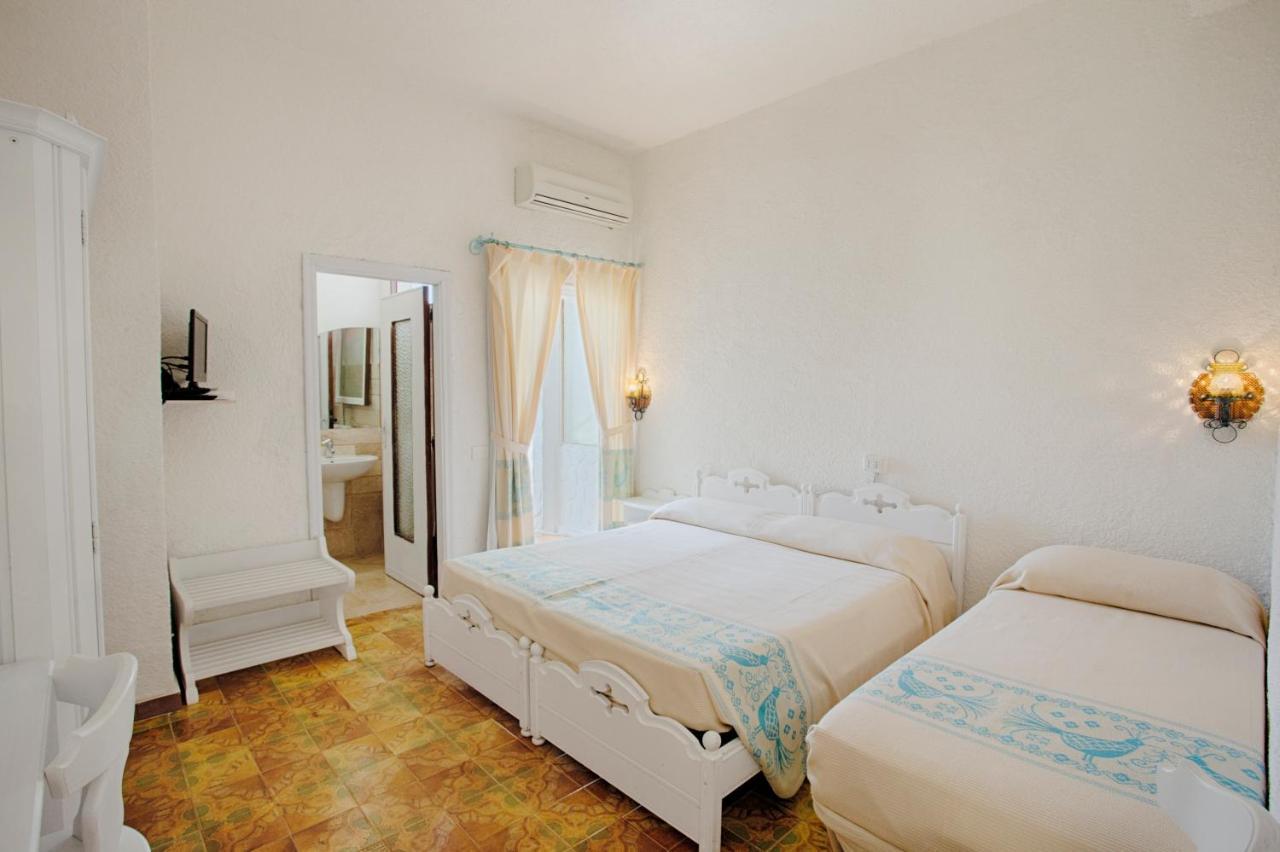 Hotel Al Faro San Teodoro  Exteriör bild