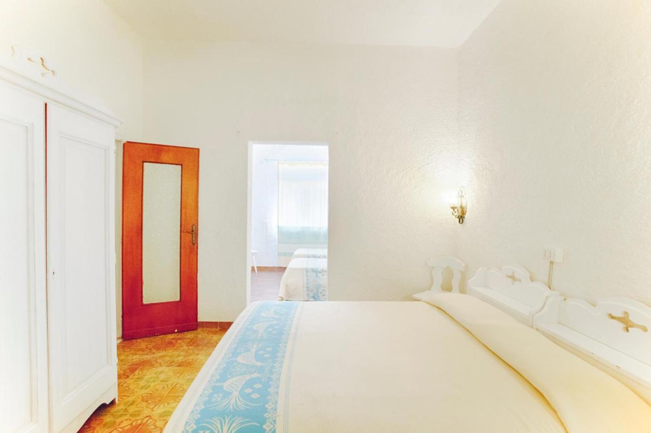 Hotel Al Faro San Teodoro  Exteriör bild