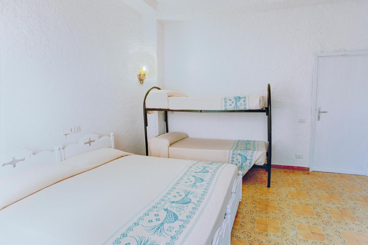 Hotel Al Faro San Teodoro  Exteriör bild