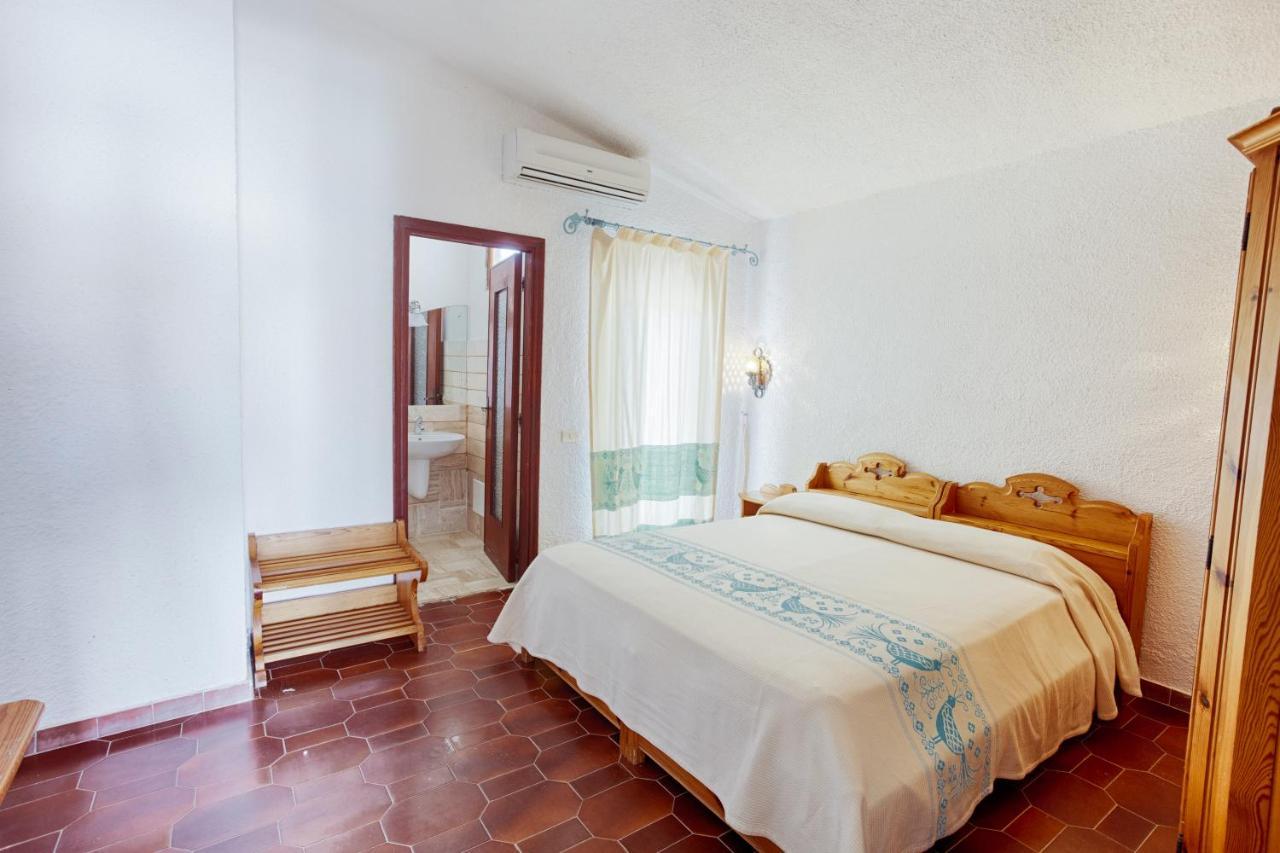 Hotel Al Faro San Teodoro  Exteriör bild